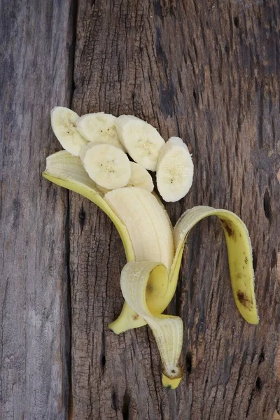 Banánové Plátky Tropického Ovoce Hnědém Pozadí Nebo Textuře — Stock fotografie