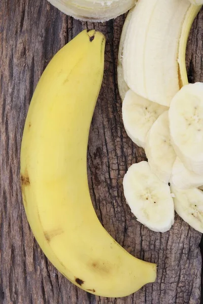 Banán Trópusi Gyümölcsszeletek Barna Háttérrel Vagy Textúrával — Stock Fotó