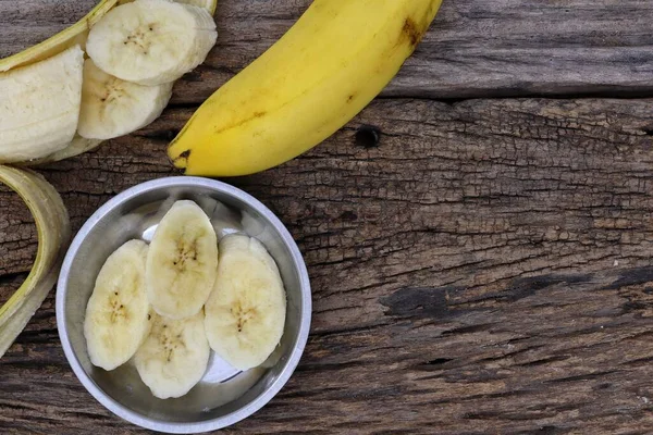Rebanadas Frutas Tropicales Plátano Sobre Fondo Textura Marrón —  Fotos de Stock