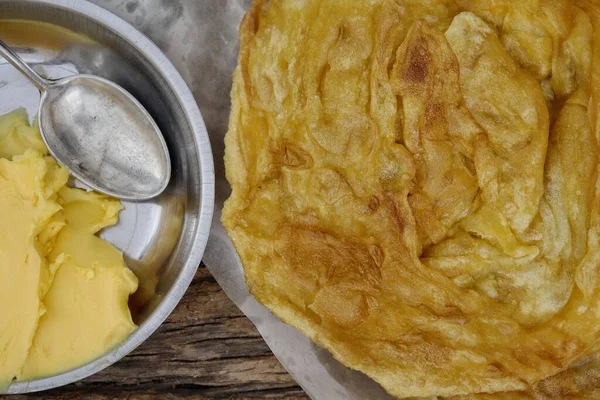 Pão Naan Indiano Caseiro Manteiga Sobre Fundo Papel Comida Índia — Fotografia de Stock