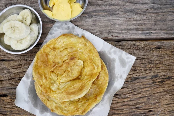 紙の背景にバターとバナナの果物を自家製インドのナンパン インド料理 — ストック写真