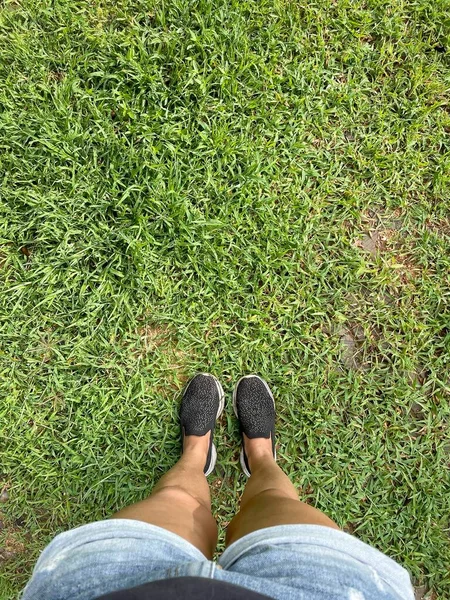 Selfie Van Vrouw Benen Met Zwarte Sneakers Groen Gras — Stockfoto