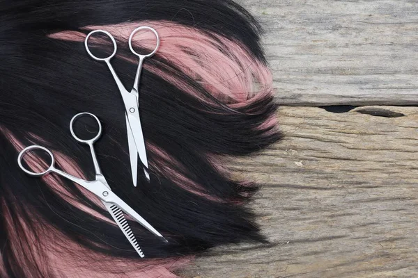 Hair Cutting Shears Black Pink Hair Brown Wood Table — ストック写真