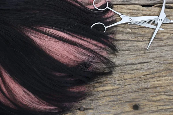 Hair Cutting Shears Black Pink Hair Brown Wood Table — Foto de Stock