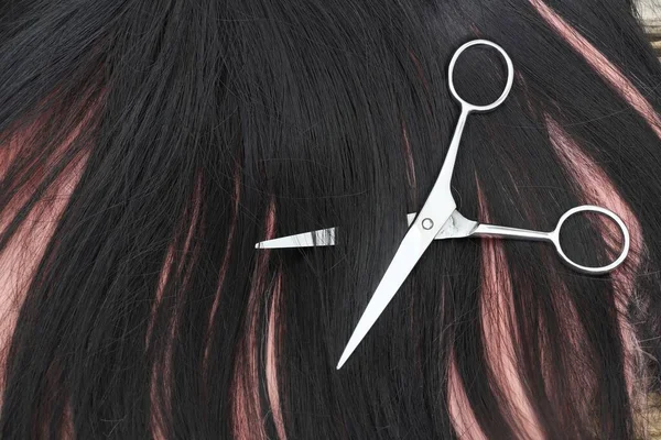 Hair Cutting Shears Black Pink Hair Brown Wood Table — ストック写真