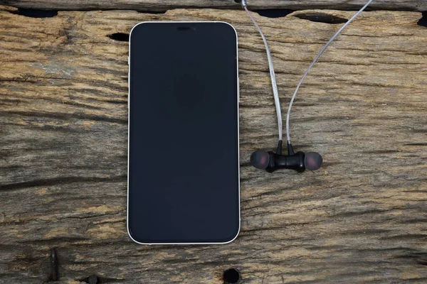 Inteligentny Telefon Słuchawki Muzyka Brązowym Drewnianym Stole — Zdjęcie stockowe