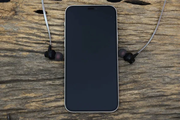 Inteligentny Telefon Słuchawki Muzyka Brązowym Drewnianym Stole — Zdjęcie stockowe