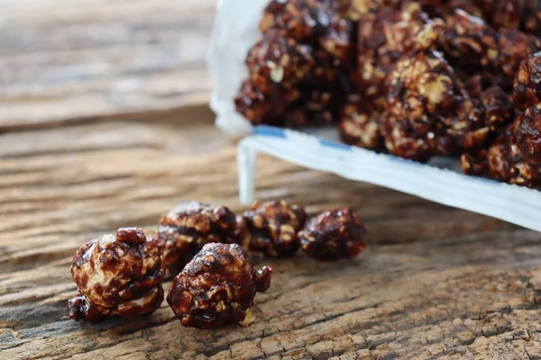 Chokolade Dækket Popcorn Papir Taske Træ Bord - Stock-foto