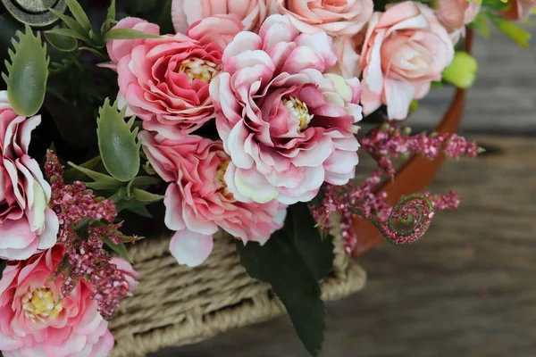 Handgefertigte Braune Rattantasche Und Rosa Rose Kunstblumen — Stockfoto