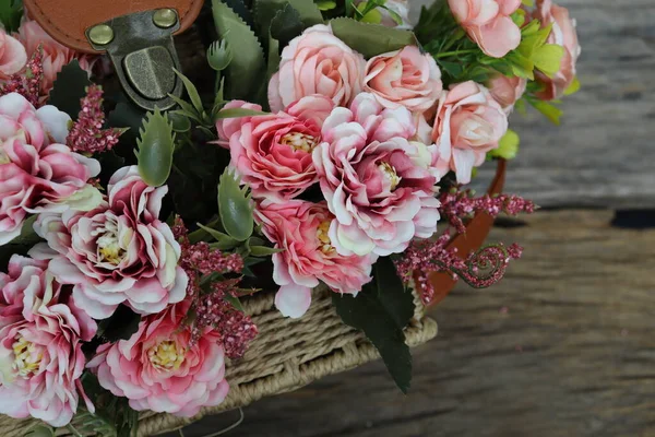Мешок Ротанга Ручной Работы Розовые Розовые Искусственные Цветы — стоковое фото