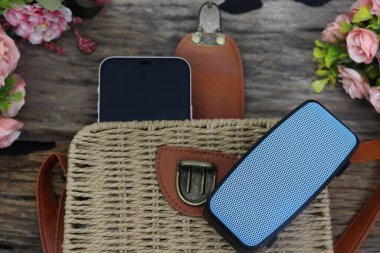 Bluetooth hoparlör ve akıllı telefon.
