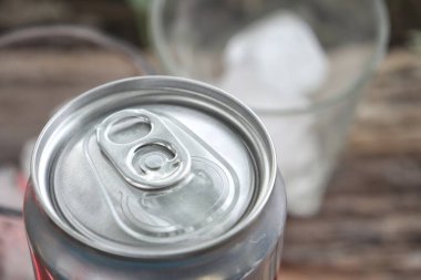 Kahverengi ahşap masadaki kola kutusunu kapat.