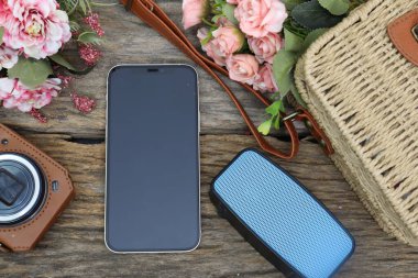 Bluetooth hoparlör ve akıllı telefon.