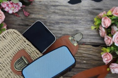 Bluetooth hoparlör ve akıllı telefon.