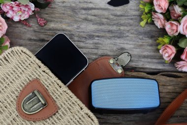 Bluetooth hoparlör ve akıllı telefon.