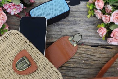 Bluetooth hoparlör ve akıllı telefon.