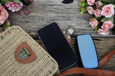Bluetooth hoparlör ve akıllı telefon.