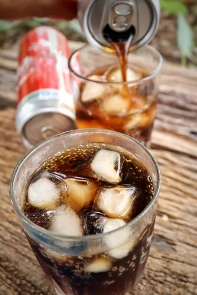 Cola Frisdrank Met Ijsblokjes Houten Tafelondergrond — Stockfoto