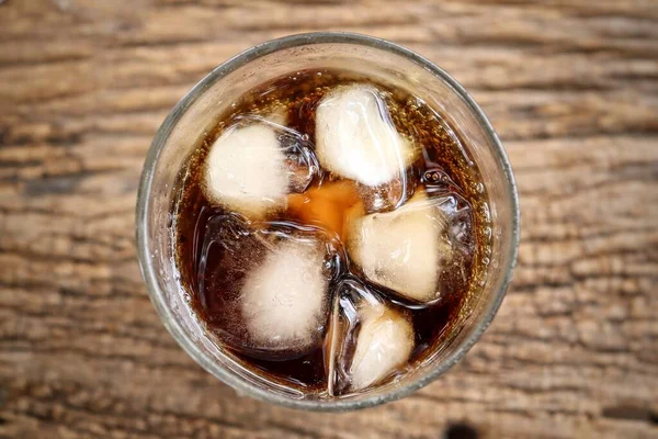 Boisson Soda Cola Avec Glaçons Sur Fond Table Bois — Photo