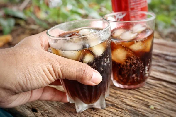 Cola Frisdrank Met Ijsblokjes Hand Houten Tafel Achtergrond — Stockfoto