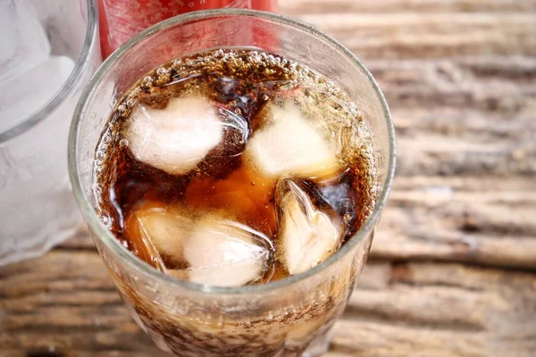 Bebida Refrigerante Cola Com Cubos Gelo Fundo Mesa Madeira — Fotografia de Stock