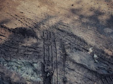 Toprak yol arkaplanı veya desen üzerindeki tekerlek izleri