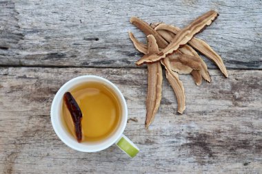 Ganoderma lucidum çayı - Ling zhi mantarı ahşap arka planda
