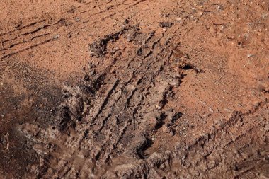 Toprak yol arkaplanı veya desen üzerindeki tekerlek izleri