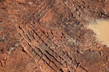 Toprak yol arkaplanı veya desen üzerindeki tekerlek izleri