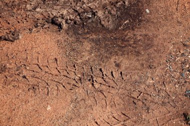 Toprak yol arkaplanı veya desen üzerindeki tekerlek izleri