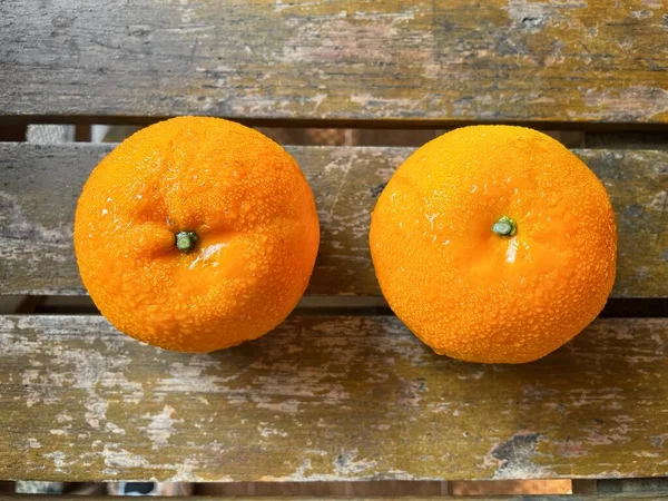 Fruta Tropical Laranja Fresca Sobre Madeira Marrom Textura Fundo — Fotografia de Stock