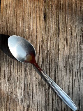 Ahşap arka planda çay kaşığı veya dokuyu kapat