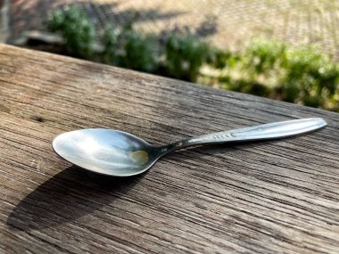 Ahşap arka planda çay kaşığı veya dokuyu kapat