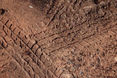 Toprak yol arkaplanı veya desen üzerindeki tekerlek izleri