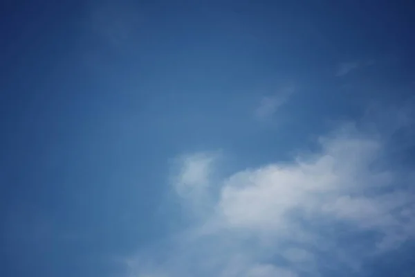 Gyönyörű Fehér Felhők Kék Égbolton — Stock Fotó