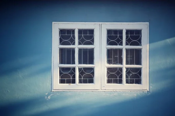 Hermosa Casa Ventanas Blancas Pared Azul Con Fondo Luz Solar —  Fotos de Stock