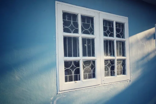 Белые Окна Дома Голубая Стена Солнечном Фоне — стоковое фото
