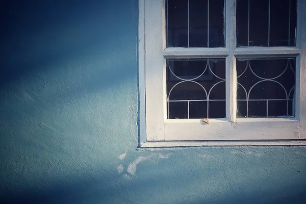 Hermosa Casa Ventanas Blancas Pared Azul Con Fondo Luz Solar —  Fotos de Stock