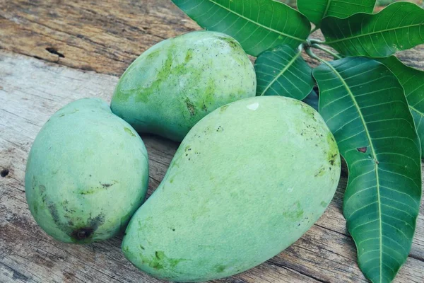 Grön Mango Tropisk Frukt Med Blad Trä Bord Bakgrund — Stockfoto