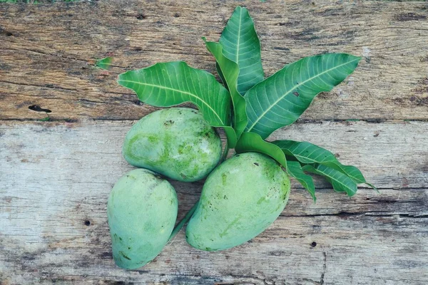 Fruta Tropical Mango Verde Con Hojas Sobre Fondo Mesa Madera — Foto de Stock