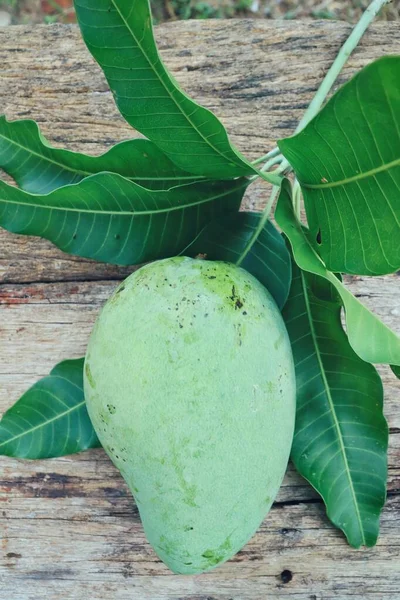 Grüne Mango Tropische Früchte Mit Blättern Auf Holztischhintergrund — Stockfoto