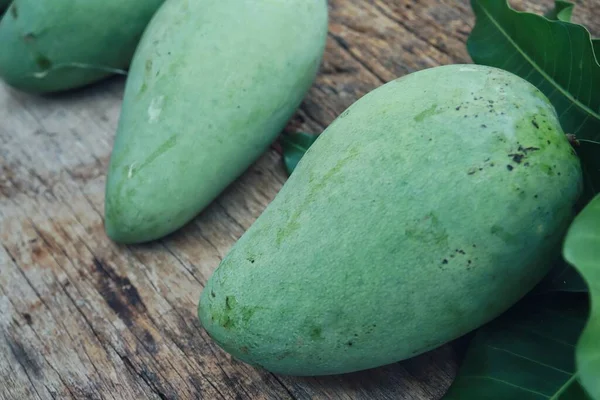 Grön Mango Tropisk Frukt Med Blad Trä Bord Bakgrund — Stockfoto