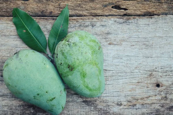 Grön Mango Tropisk Frukt Med Blad Trä Bord Bakgrund — Stockfoto