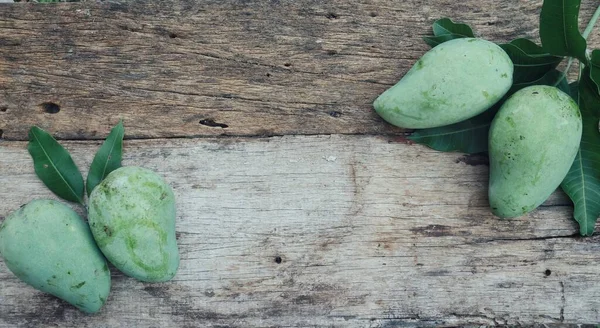 Grön Mango Tropisk Frukt Med Blad Trä Bord Bakgrund — Stockfoto