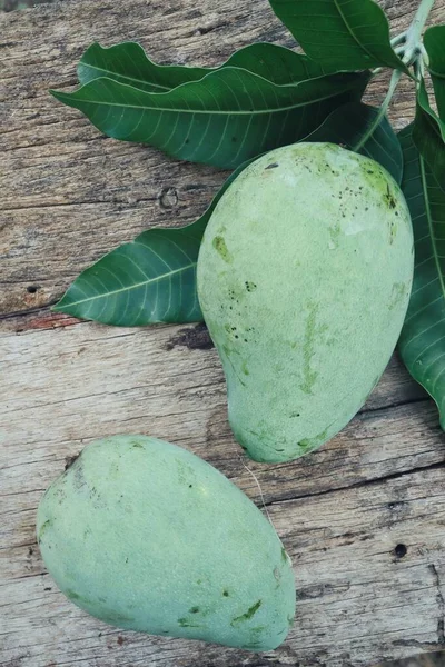 Mango Verde Frutta Tropicale Con Foglie Sfondo Tavolo Legno — Foto Stock