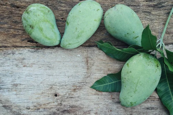 Grön Mango Tropisk Frukt Med Blad Trä Bord Bakgrund — Stockfoto