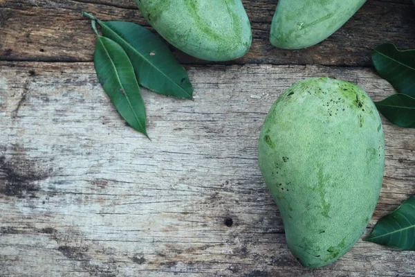 Grön Mango Tropisk Frukt Med Blad Trä Bord Bakgrund — Stockfoto