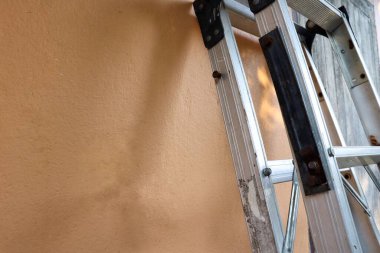 Alüminyum basamak merdiven ve duvar arkaplanını kapat