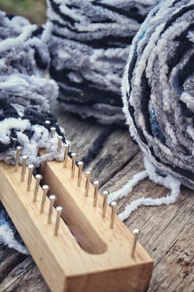 Grå Och Vitt Garn Bollen Brunt Trä Bakgrund — Stockfoto