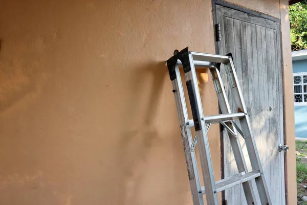 アルミステップはしごと壁の背景の閉鎖 — ストック写真
